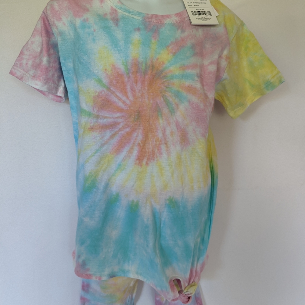 NWT Girls Tye Died Shirt And Shorts Size Medium 6/7. Tags just say medium.